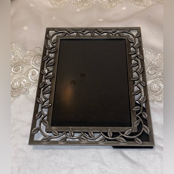 3/55$Vintage Table Top sturdy silver metal picture frame with leaves pattern 4x6 - Picture 11 of 12